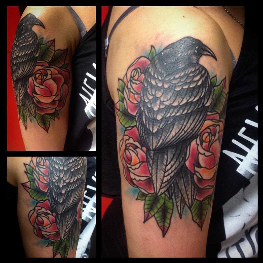 A tatuagem no braço de um cara - preta do corvo
