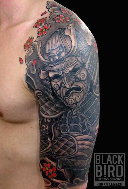A tatuagem no braço de um cara - samurai