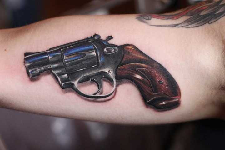 A tatuagem no braço de uma menina - arma