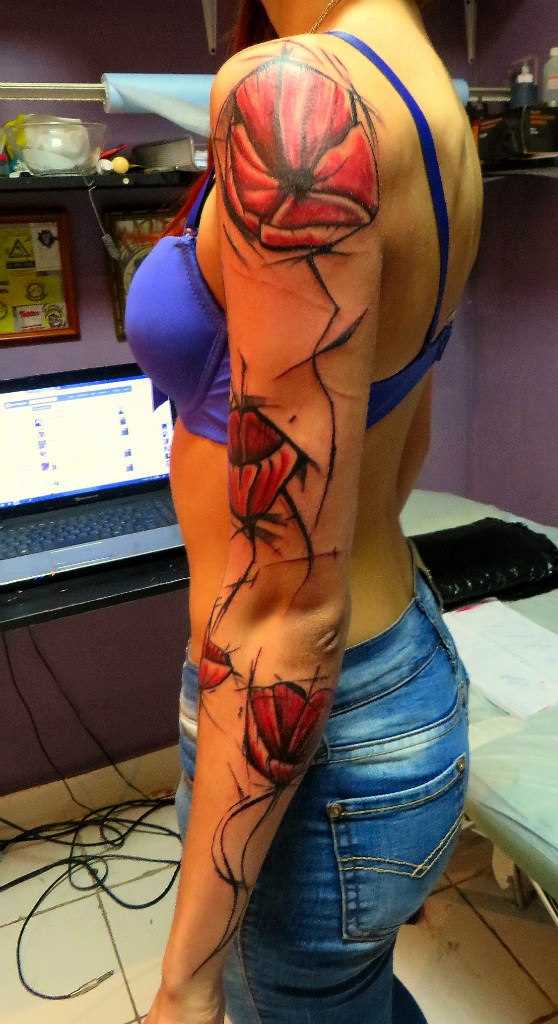 A tatuagem no braço de uma menina - cores