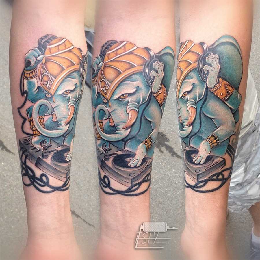 A tatuagem no braço de uma menina - elefante