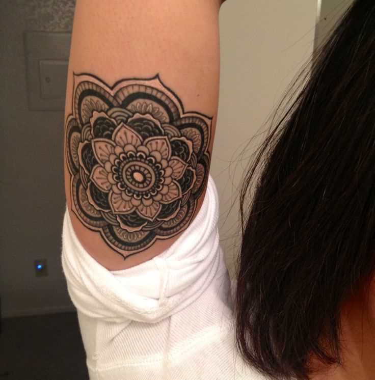 A tatuagem no braço de uma menina - mandala
