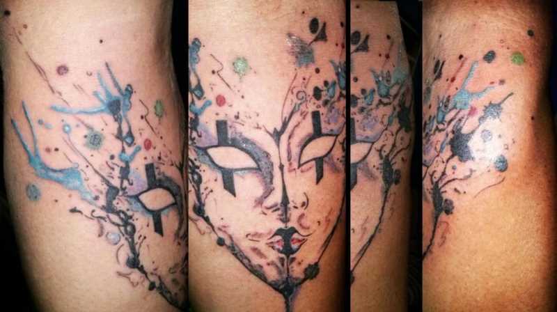 A tatuagem no braço de uma menina - máscara