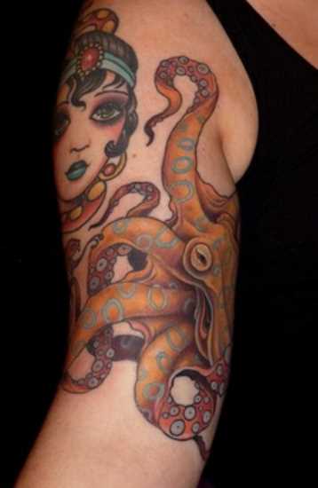 A tatuagem no braço de uma menina - polvo