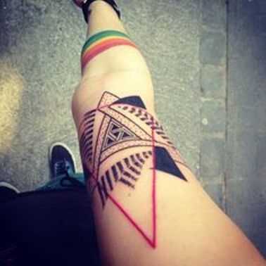 A tatuagem no braço de uma menina - triângulos