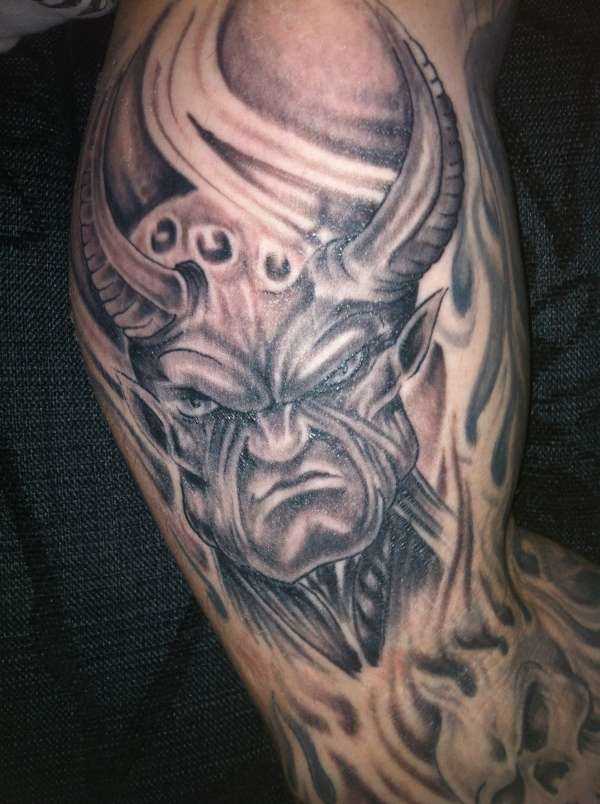 A tatuagem no braço do cara - o diabo