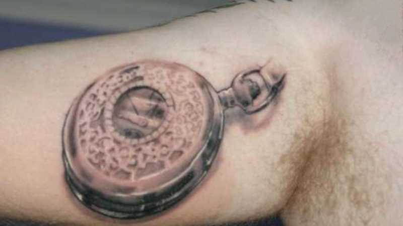 A tatuagem no braço do cara - relógio de bolso