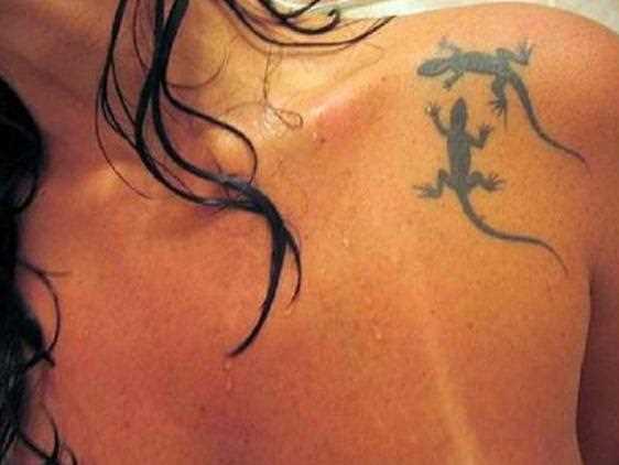 A tatuagem no clavícula meninas - duas lagarto