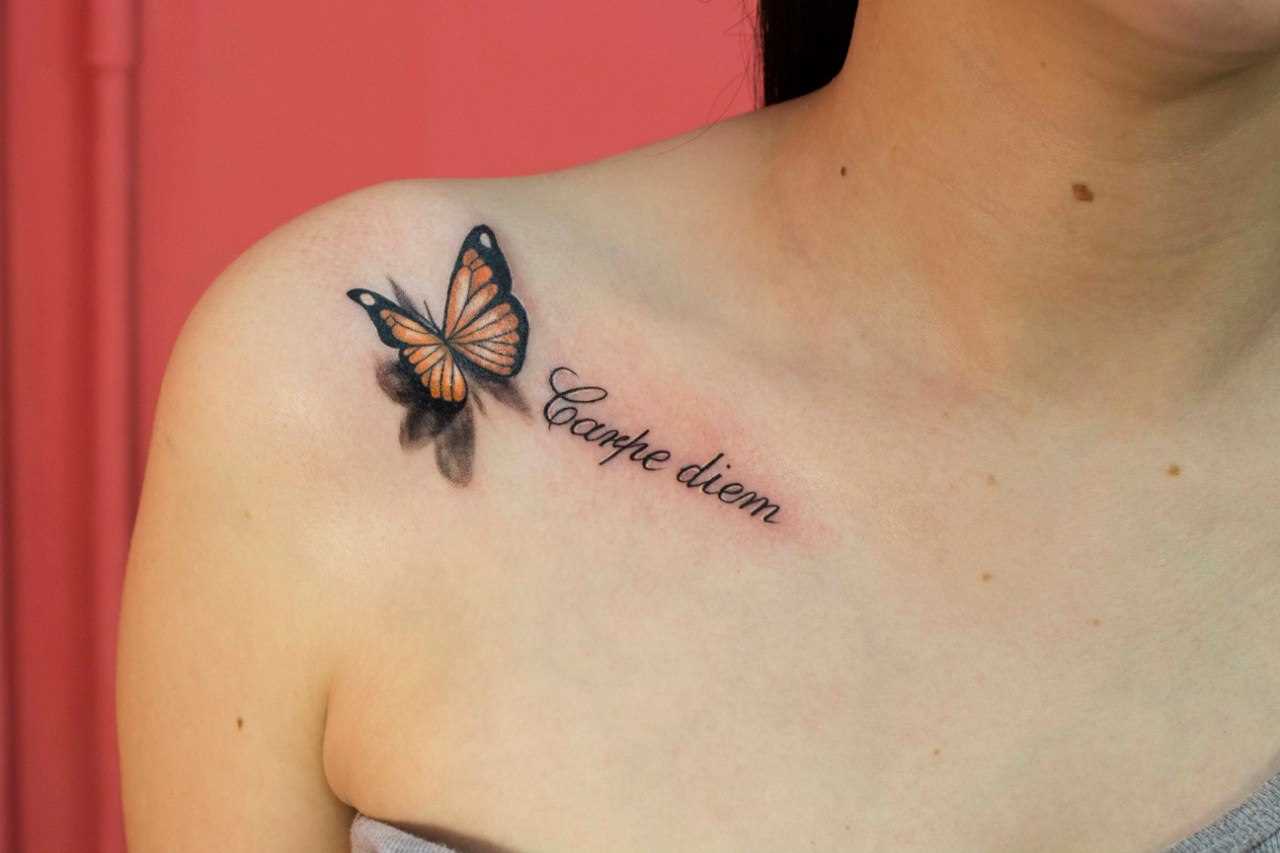 A tatuagem no clavícula uma menina - borboleta e a legenda em inglês