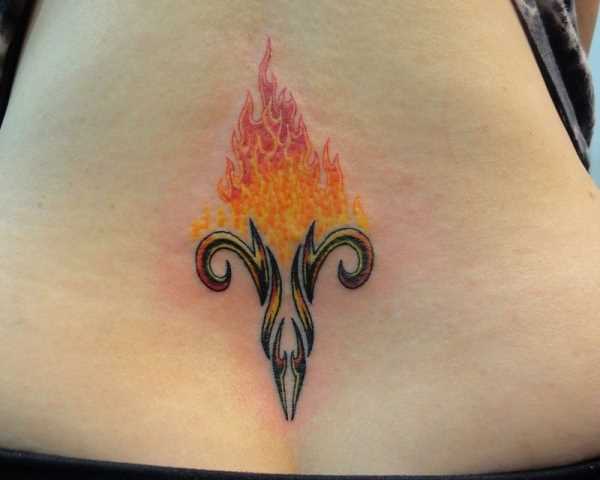 A tatuagens no cóccix a menina - signo de áries e o fogo