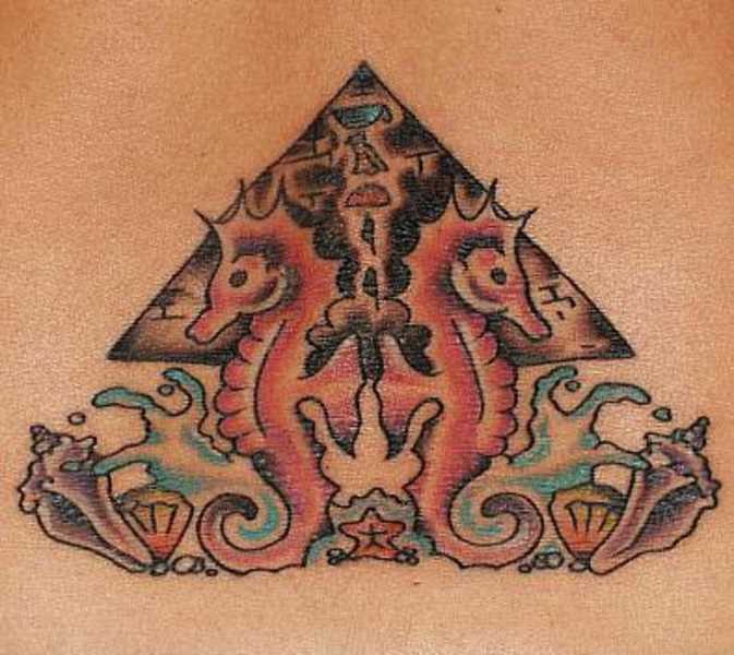 A tatuagem no cóccix menina - a pirâmide e cavalos-marinhos