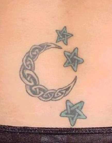 A tatuagem no cóccix menina - da-lua e estrela