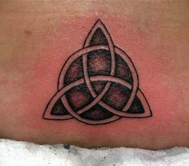 A tatuagem no cóccix menina em forma de pirâmide