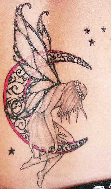 A tatuagem no cóccix menina - lua, estrelas e fadas