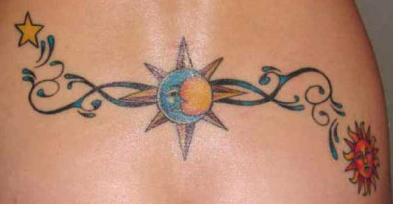 A tatuagem no cóccix menina - lua, o sol e a estrela