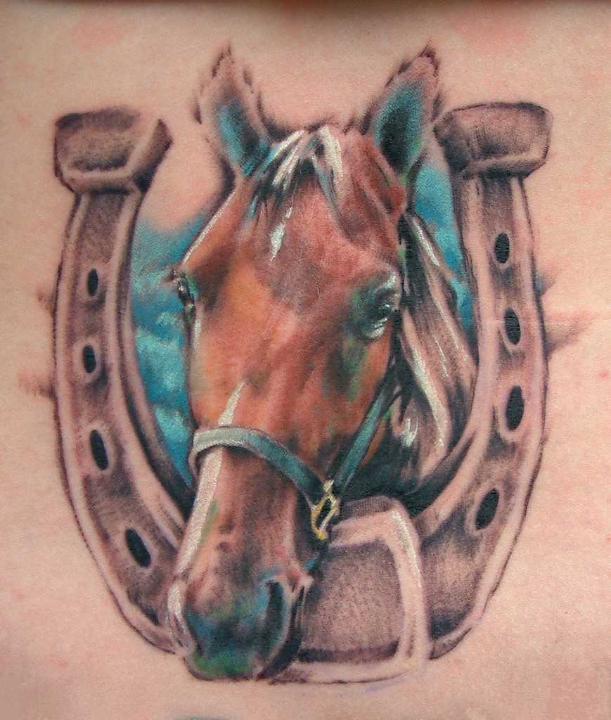 A tatuagem no cóccix meninas - ferradura e a cabeça de um cavalo
