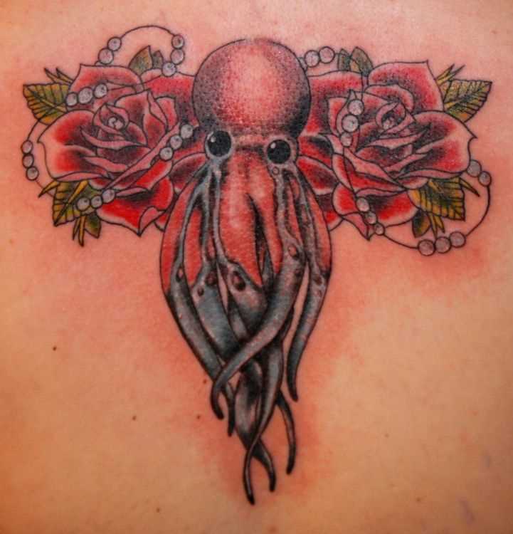 A tatuagem no cóccix meninas - polvo com rosas
