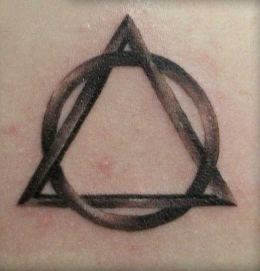 A tatuagem no cóccix meninas - triângulo e círculo