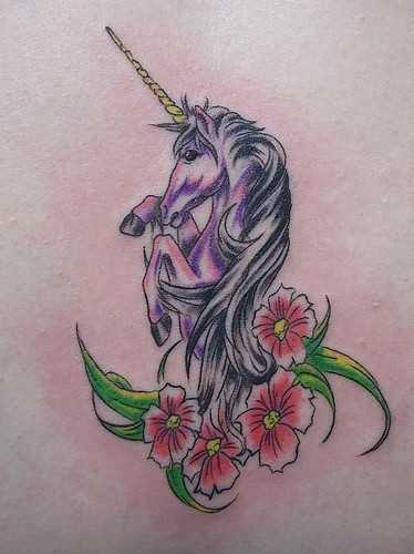 A tatuagem no cóccix meninas - unicórnio e flores