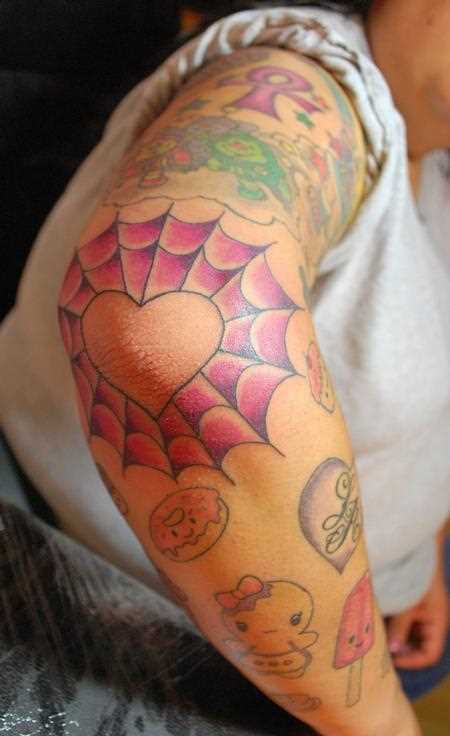 A tatuagem no cotovelo de meninas da web e do coração