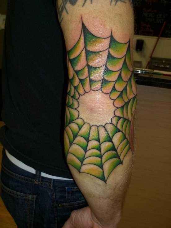 A tatuagem no cotovelo do cara - verde teia de aranha