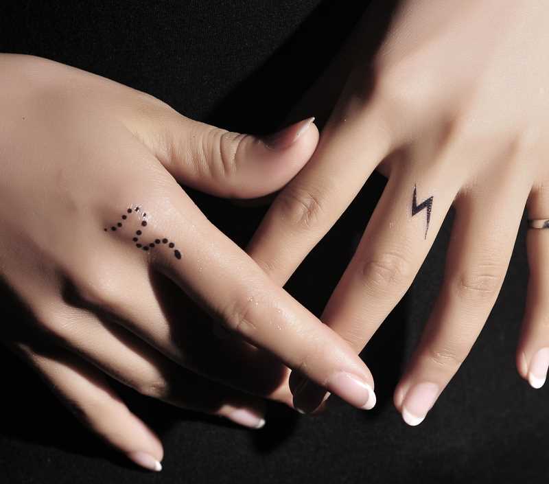 A tatuagem no dedo de uma menina - relâmpago