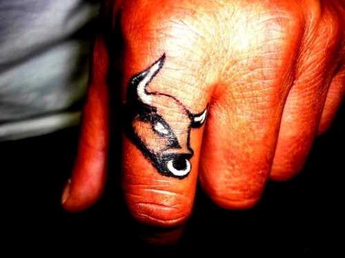 A tatuagem no dedo do cara - cabeça de touro