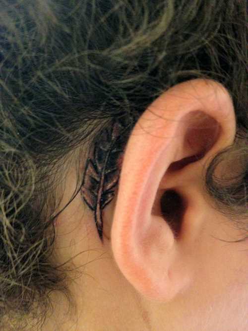 A tatuagem no estilo chicano atrás da orelha da menina - caneta