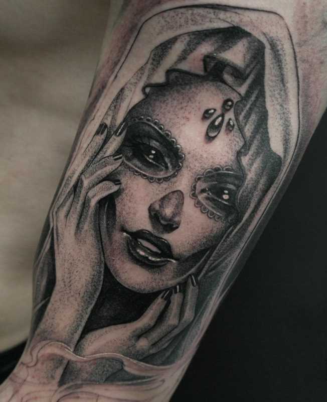 A tatuagem no estilo chicano no ombro de um cara - de- freira
