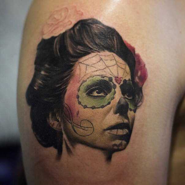 A tatuagem no estilo chicano no ombro de um cara - de- menina