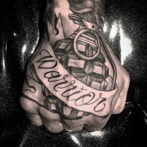 A tatuagem no estilo chicano no pincel cara - de romã, e com a inscrição