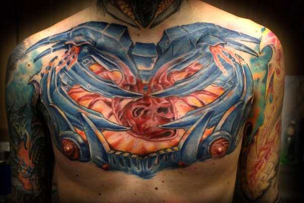 A tatuagem no estilo de biomecânica na cara no peito o coração