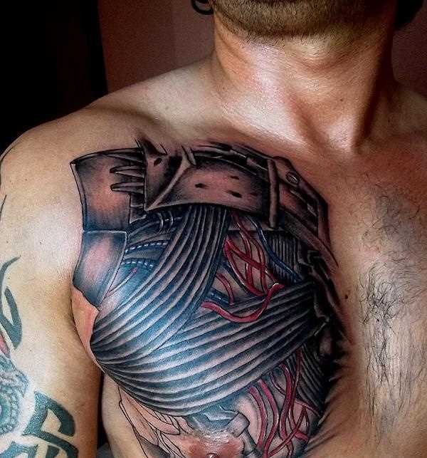 A tatuagem no estilo de biomecânica na clavícula cara