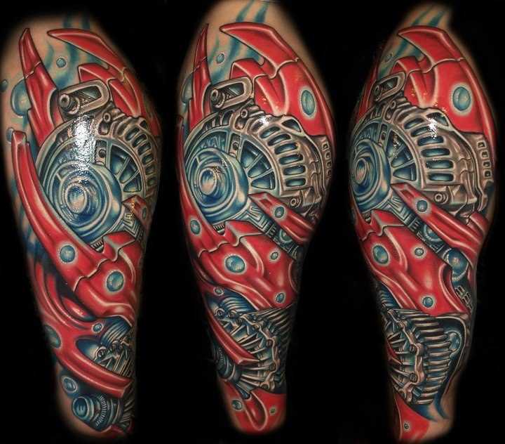 A tatuagem no estilo de biomecânica no quadril cara