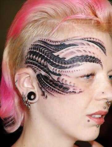 A tatuagem no estilo de biomecânica no rosto de uma menina
