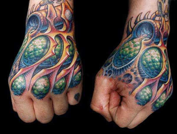 A tatuagem no estilo de biomecânica-organika no pincel cara