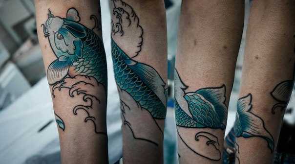 A tatuagem no estilo do japão no antebraço feminino - azul carpa