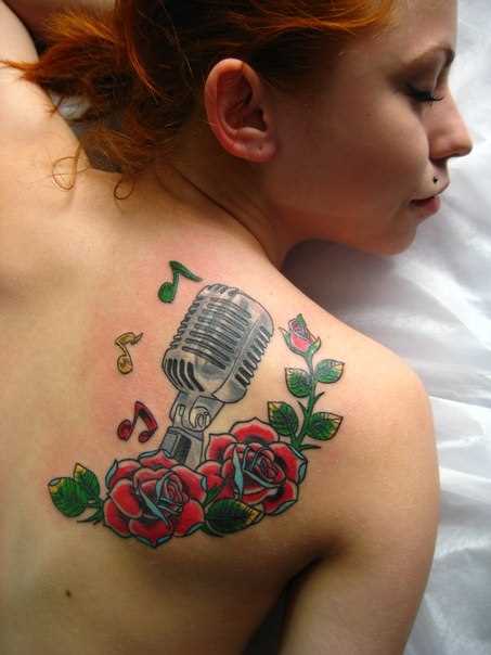A tatuagem no estilo oldschool blade meninas - microfone e rosas