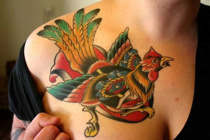 A tatuagem no estilo oldschool na clavícula menina - pássaro