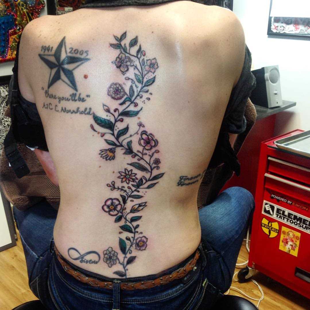 A tatuagem no estilo oldschool na espinha homens - flores