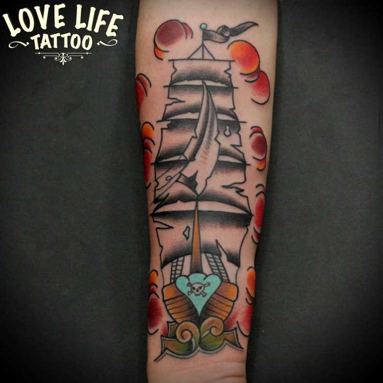 A tatuagem no estilo oldschool na mão meninas - navio