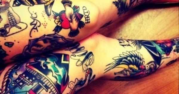 A tatuagem no estilo oldschool nas pernas da menina - o coração, o navio, o mundo