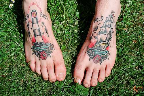 A tatuagem no estilo oldschool no meu pé cara - o navio e o farol