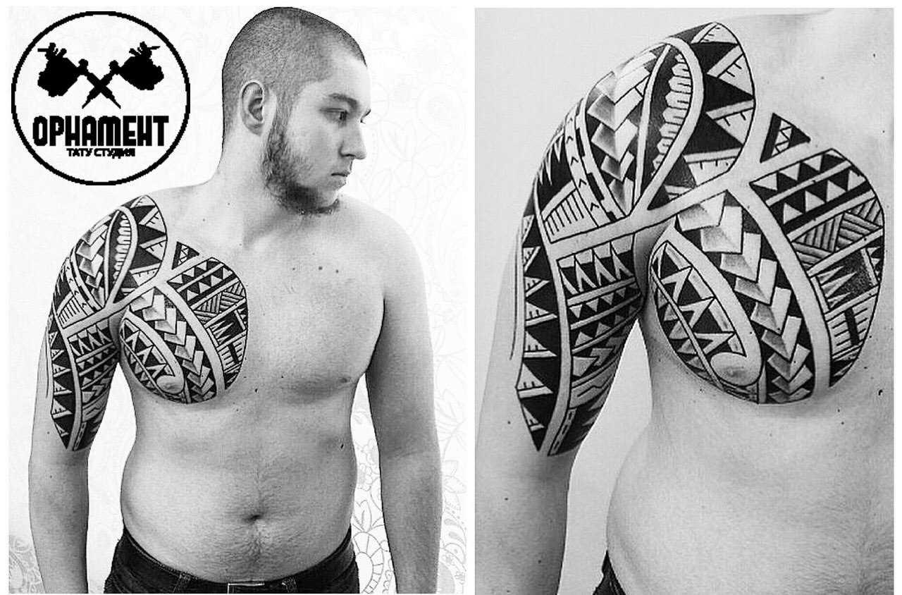 A tatuagem no estilo polinésia no ombro do cara