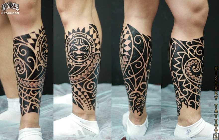 A tatuagem no estilo polinésia sobre a perna de um cara