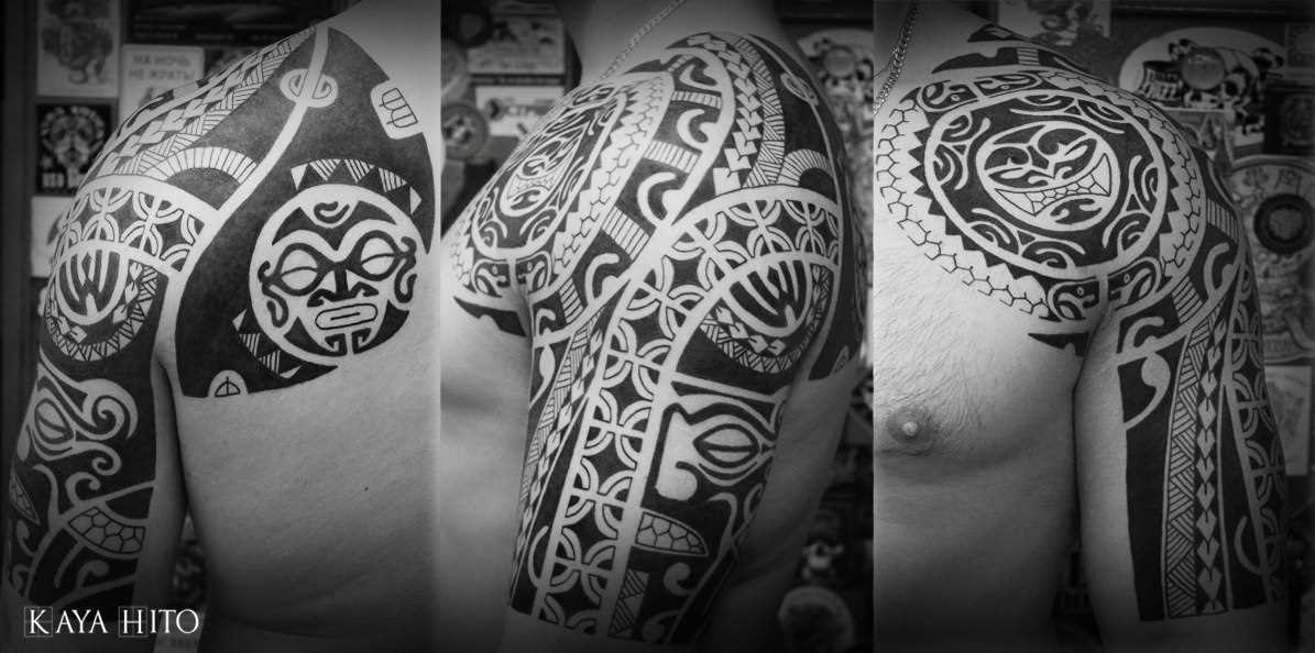 A tatuagem no estilo traibl no ombro de um cara - maiianskie padrões