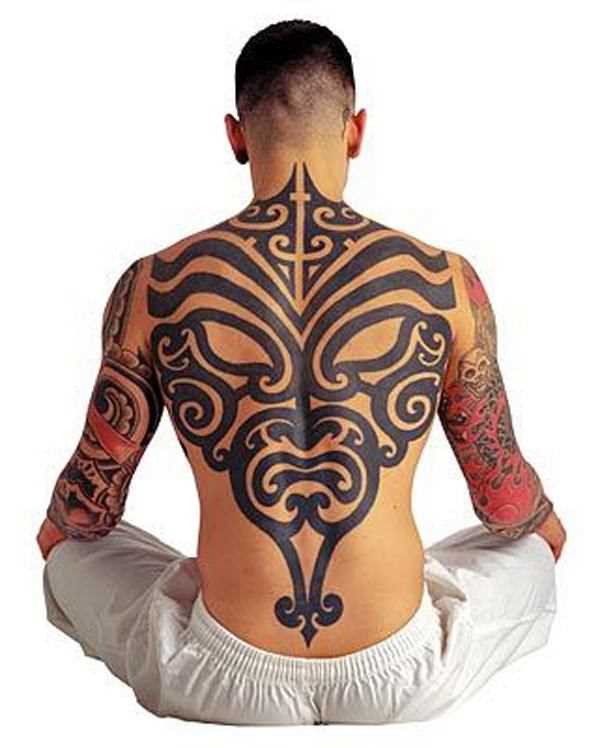 A tatuagem no estilo tribal na parte de trás e as costas do cara - máscara