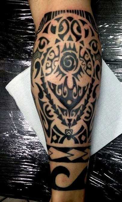 A tatuagem no estilo tribal na perna de um cara - maiianskie padrões