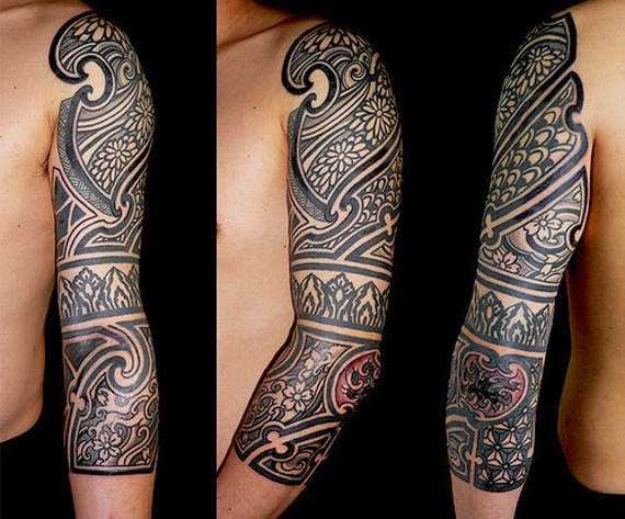 A tatuagem no estilo tribal no antebraço cara - a revisão a partir de três lados