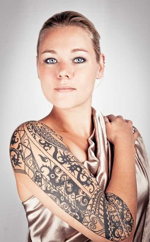 A tatuagem no estilo tribal no braço da menina